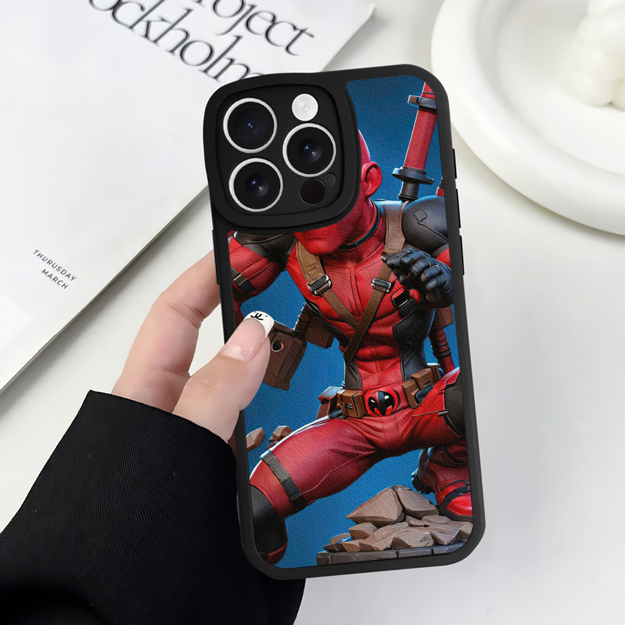 （画像用） Deadpool デッドプール 【iPhone 16シリーズ対応】シリコンスマホケース（レザー調） 材質：シリコン